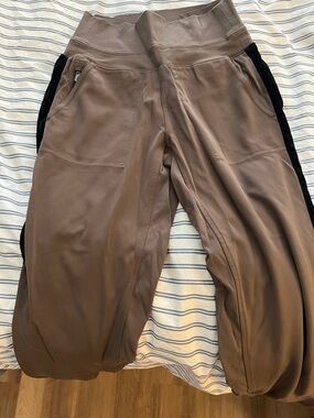 Athleta Men's Taupe Jogger Sweatpants with Black Side Panels